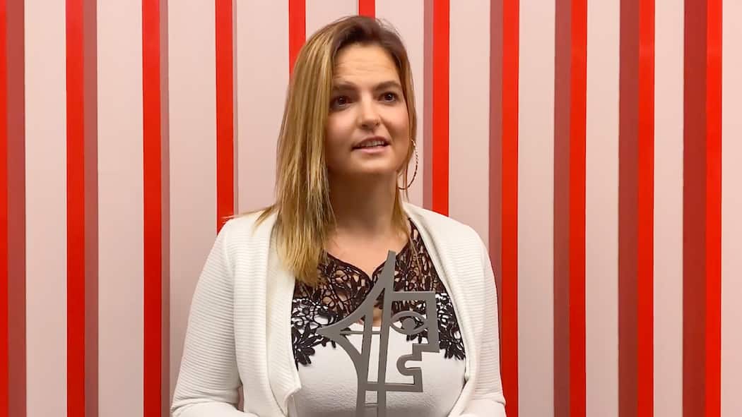 Vergewaltigungsopfer wird geehrt Prix Courage-Preisträgerin 2021 Cindy Kronenberg hält die PC-Trophäe in den Händen.