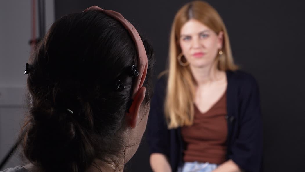 Ausbeutung als Geschäftsmodell? Beobachter Bewegtbild Redaktorin Jenny Keller spricht mit einer anonymisierten Reinigungsfachkraft.