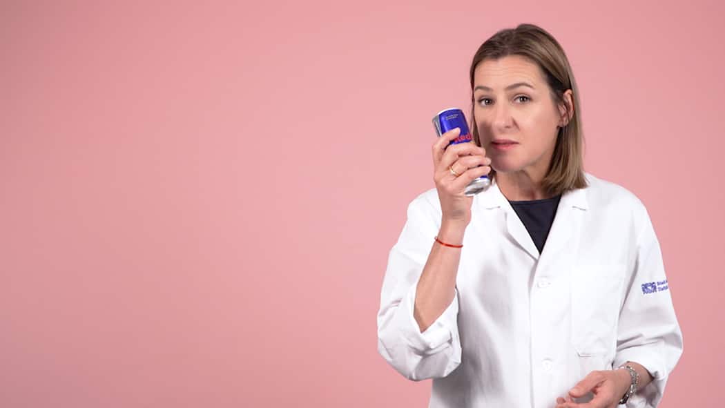 Erhöhte Leistung dank Energydrinks? Dr. Claudia Twerenbold hält eine Dose Red Bull in der Hand.