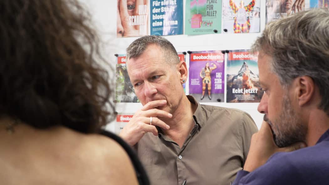 Wie macht ein Titel Geschichte? Chefredaktor Dominique Strebel diskutiert mit Berit Bisig, Sven Broder und Mario Güdel über die Gestaltung des Covers.