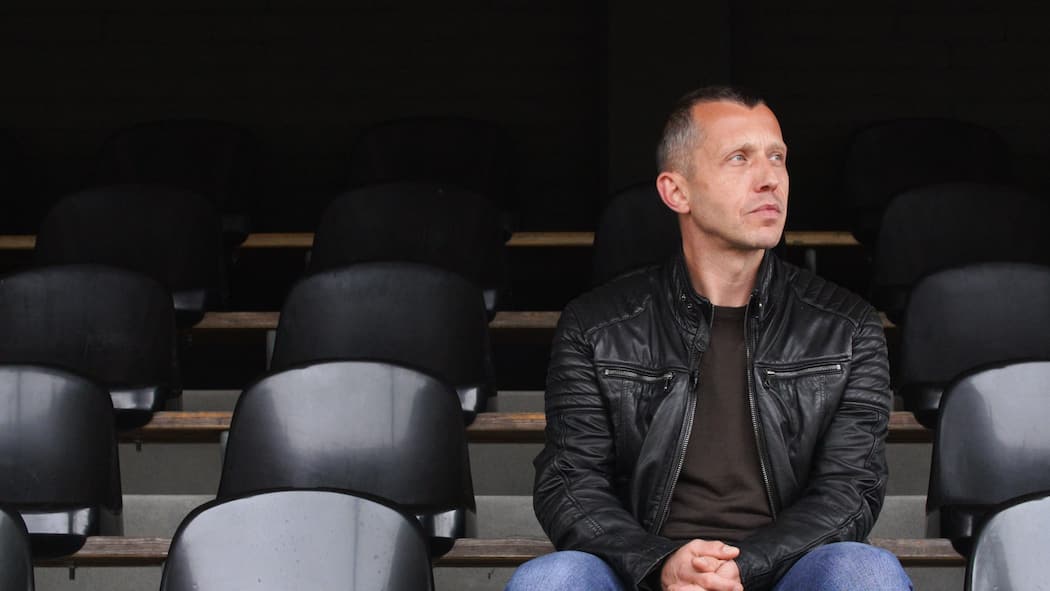 «Ich will ohne Schulden leben» Ex-Fussballprofi Philipp Eich sitzt auf einer Tribüne.