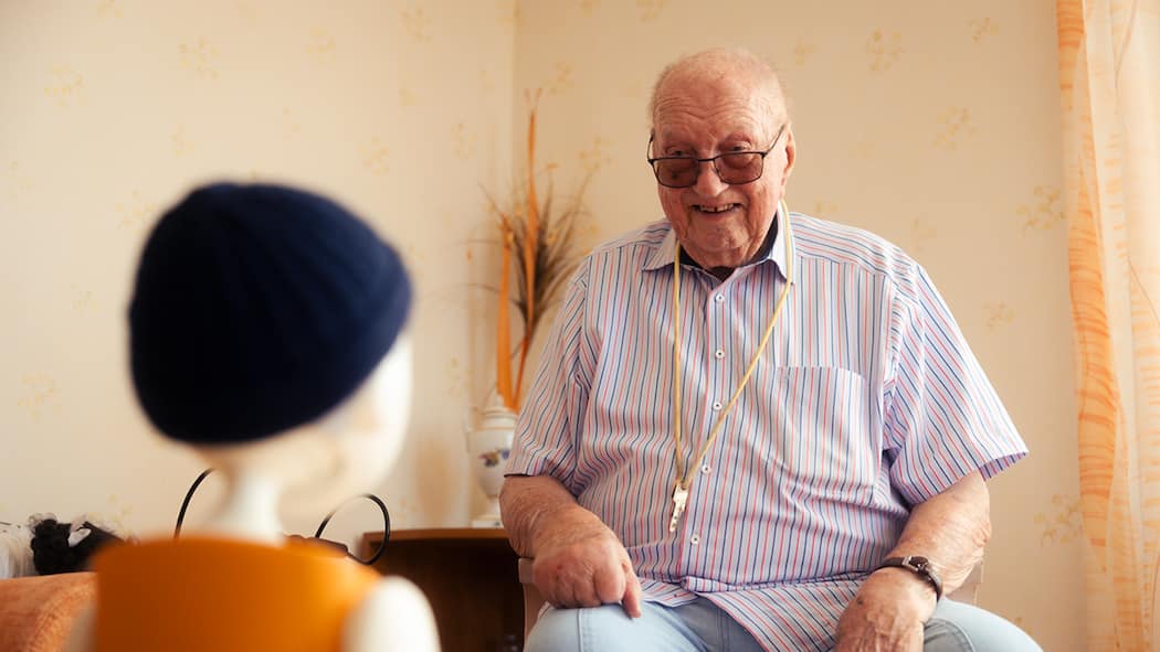 Noah und das Schwarzgeld Roboter Noah redet mit Heimbewohner Egon