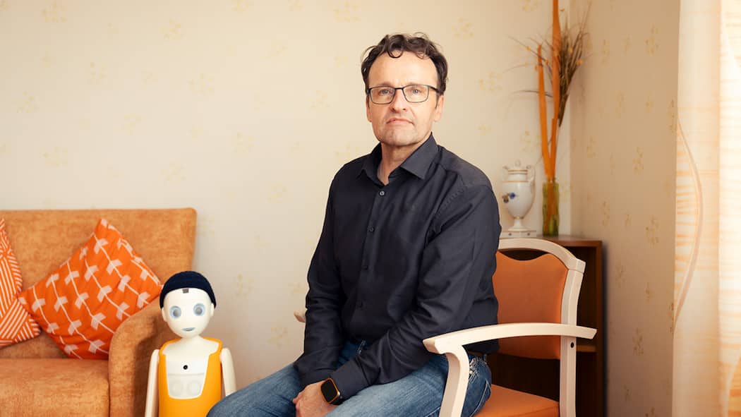 «Er fragt, bis der Akku leer ist» Roboter Noah steht neben Heimleiter Thomas Schopp