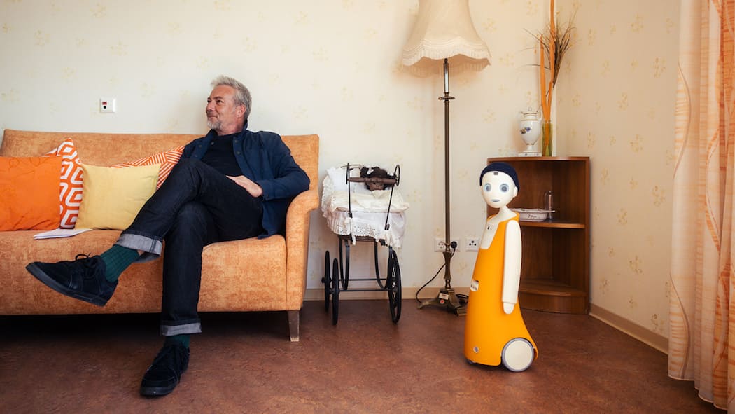 «Ein schwieriges Thema» Autor Peter Johannes Meier spricht mit Roboter Noah übers Sterben.