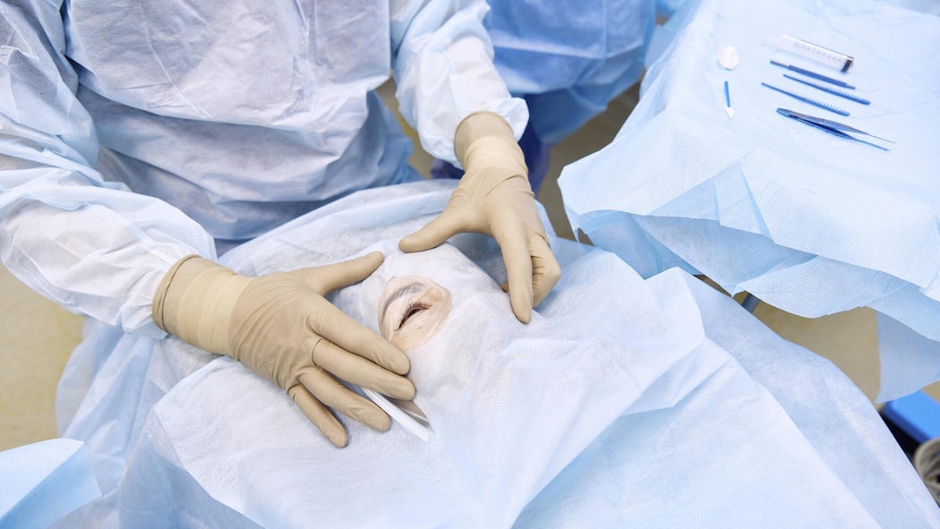 Augenärzte treiben Kosten mit Termin-Splitting hoch Ophthalmologist examining patient s eye in operating room model released, Symbolfoto property released, SANF00087