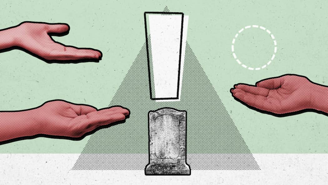 Schulden erben? Nein danke! Ein Grabstein in der Mitte ist von offen ausgestreckten Händen umgeben - Hinterbliebene kennen die Finanzlage einer verstorbenen Person oft nicht genau. Um am Ende nicht deren Schulden zu übernehmen, müssen die Erben aktiv werden. Wie man ein Erbe ausschlägt, um keine Schulden zu erben.