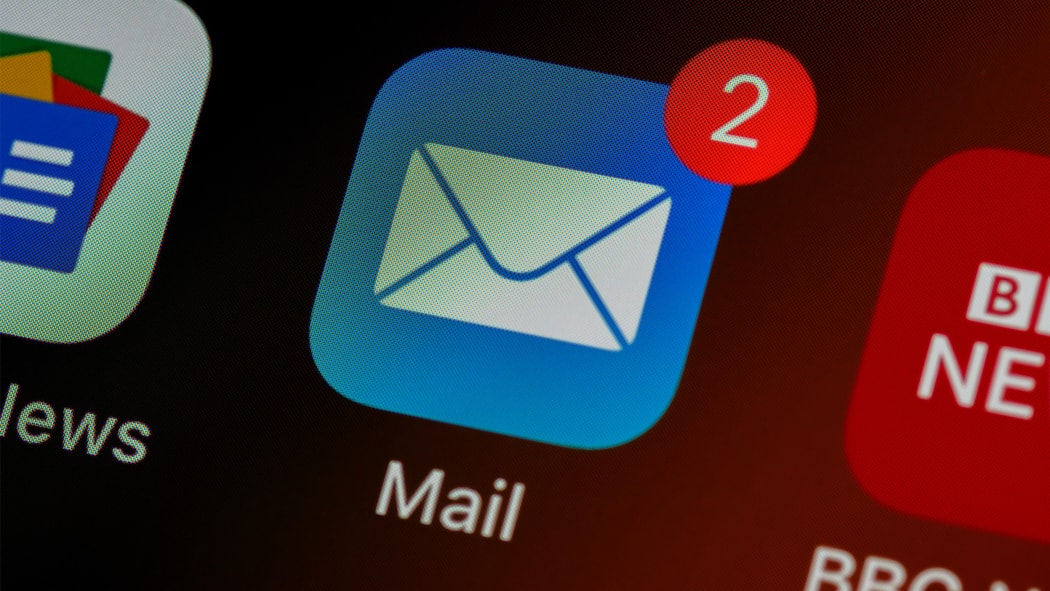 Wie erkenne ich Phishing-Mails? App-Icon der Mailbox mit zwei neuen Nachrichten.