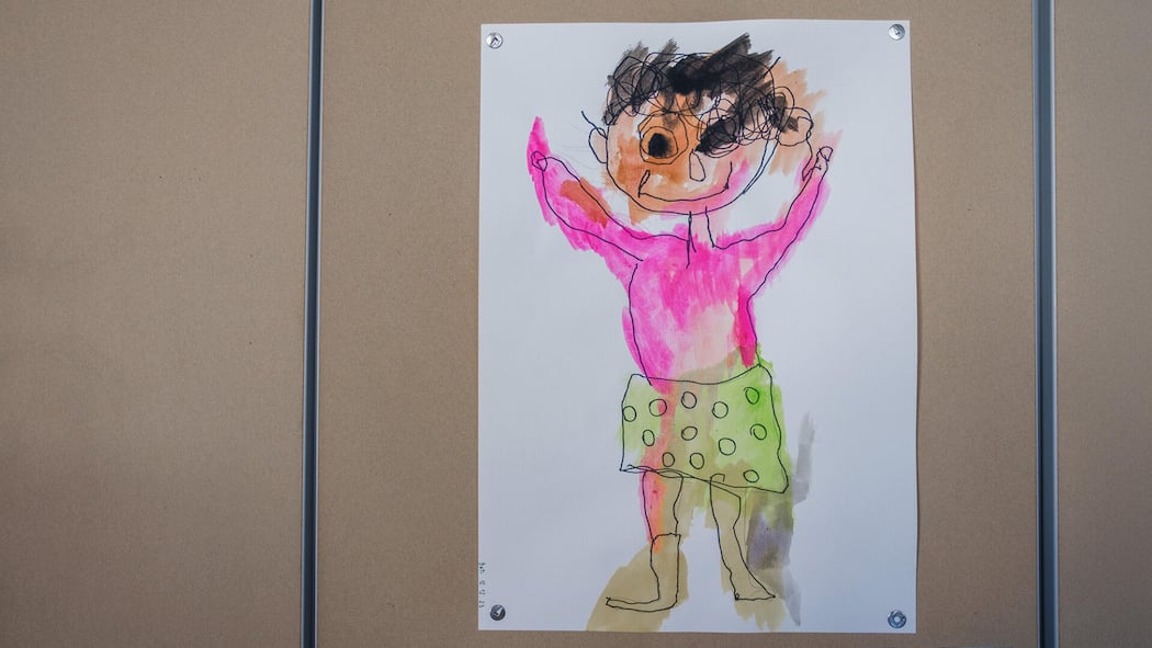 Die Schule verlangt eine Abklärung für mein Kind – was jetzt? Eine Zeichnung aus Wasserfarbe haengt an der Tuer eines Schranks im Klassenzimmer Mittelstufe der Schule Allmend im Quartier Manegg in Zuerich, fotografiert am 27. Dezember 2023. Die Schule Allmend beherbergt ca. 300 Schueler und Schuelerinnen auf St…