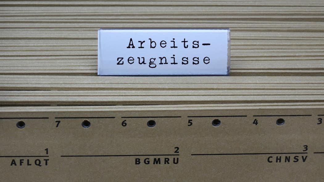 Wie KI das Schweizer Arbeitszeugnis verlässlicher macht H‰ngeregister und Arbeitszeugnisse H‰ngeregister und Arbeitszeugnisse, 18.08.2024, Borkwalde, Brandenburg, An einem H‰ngeregister befindet sich der Schriftzug Arbeitszeugnisse. *** Hanging register and job references Hanging register and job re…
