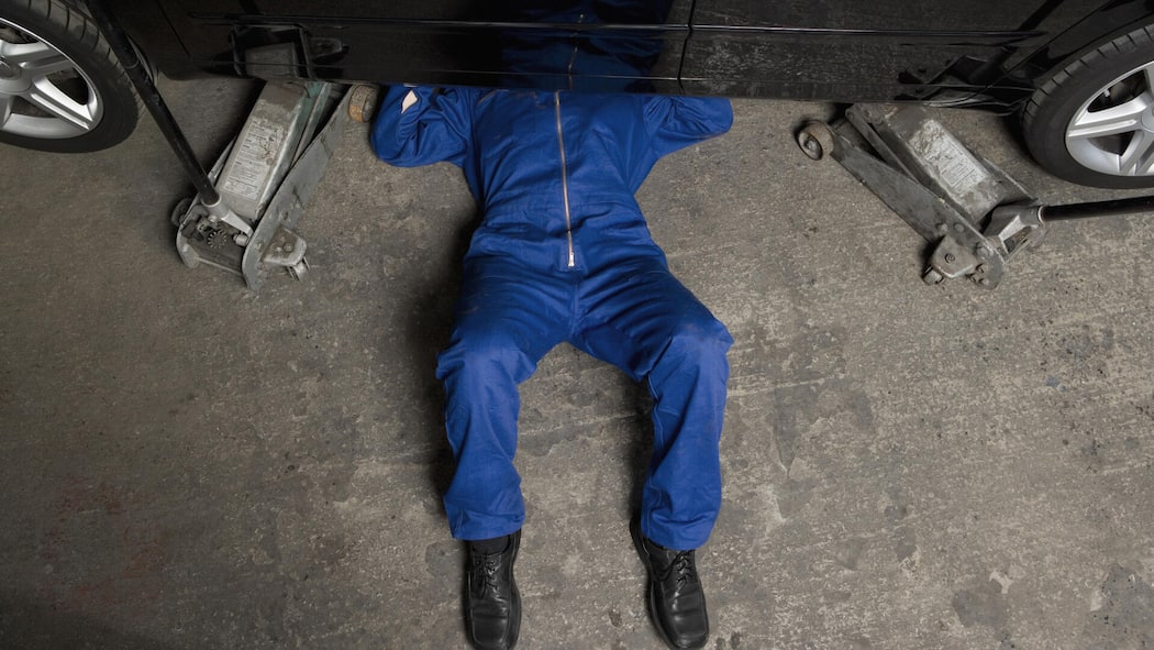 Mit diesen Tipps sparen Sie Geld bei Autoersatzteilen Autowerkstatt, Automechaniker