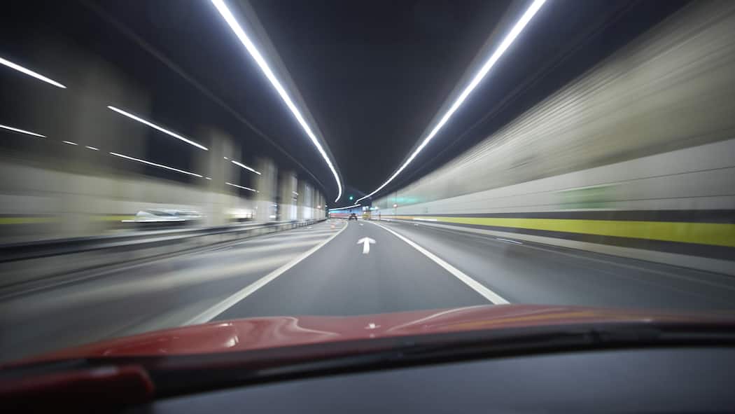 Schlägerei auf der A2 – verletzte Beifahrerin bleibt auf der Strecke Nach einer Schlägerei auf der A2 erhält eine verletzte Beifahrerin weniger Genugtuung, als gefordert. Daran ist auch der Ehemann Schuld.