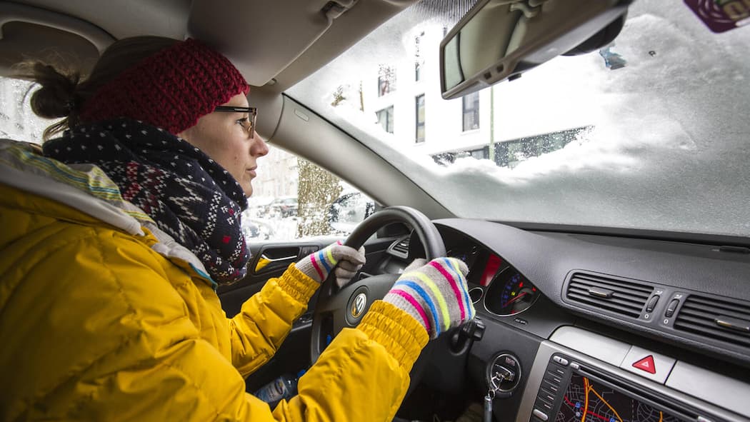 Das sind die teuersten Fehler für Autofahrer im Winter Bildnummer: 59096953 Datum: 16.01.2013 Copyright: imago/Jochen Tack Junge Frau will mit einem Wagen losfahren, im Winter, Scheiben sind nur teilweise vom Schnee befreit. Symbol Model release Winter Jahreszeit Auto xns x0x 2013 quer Auto Wagen Fahrzeu…