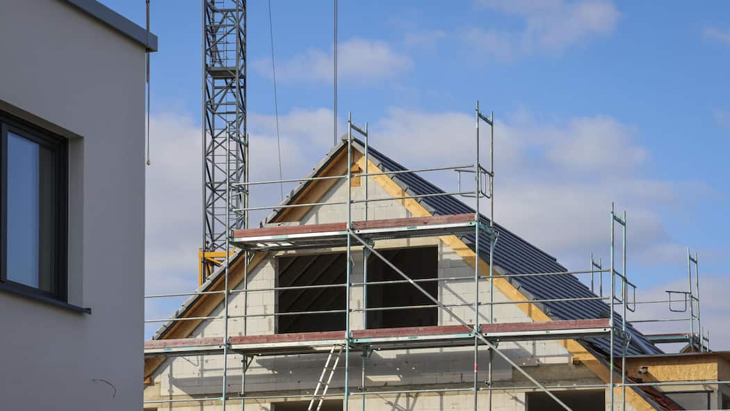 Mit diesen Tipps bauen Sie schlüsselfertig – und risikoarm Duisburg, North Rhine-Westphalia, Germany - residential construction in a new development area, new development neighborhood with single-family houses, semi-detached houses and apartment buildings.