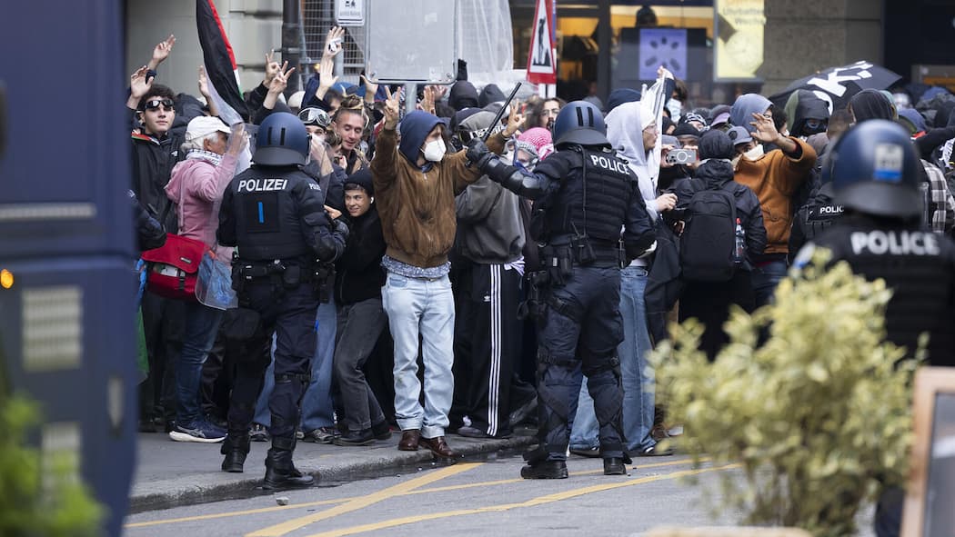 Polizei schoss aus kurzer Distanz auf unbewaffnete Demo-Teilnehmer Police stops protesters during an unauthorized rally in solidarity with the Palestinian people in Bern, Switzerland, 11 October 2025. (KEYSTONE/Peter Klaunzer)
SCHWEIZ DEMONSTRATION SOLIDARITAET PALAESTINA