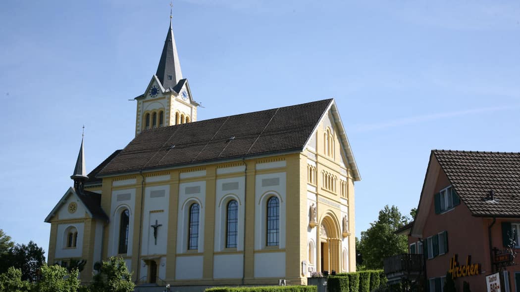 Heiliger Bimbam! Wenn Krach zum Kulturgut wird Pfarrkirche
St. Laurentius
Im Jahre 1863 legte Architekt Karl Reichlin, Schwyz, die ersten Pläne für eine neue Kirche vor. Nach langen Verzögerungen erhielt Klemens Steiner, Schwyz, den Auftrag die Planung fortzusetzen.
Credit: Pfarrei St. Lauren…