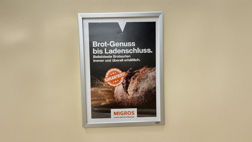 Fragwürdige Werbung – Migros backt Brot bis Ladenschluss Bild von der Autorin von einem Migros Plakat, fotografiert im März 2026 für den Beobachter zum Thema: Die Migros wirbt mit frischem Brot bis vor Ladenschluss. Muss das sein? Wie rechtfertigt sie das, wenn sie gleichzeitig Foodwaste reduzieren will?…