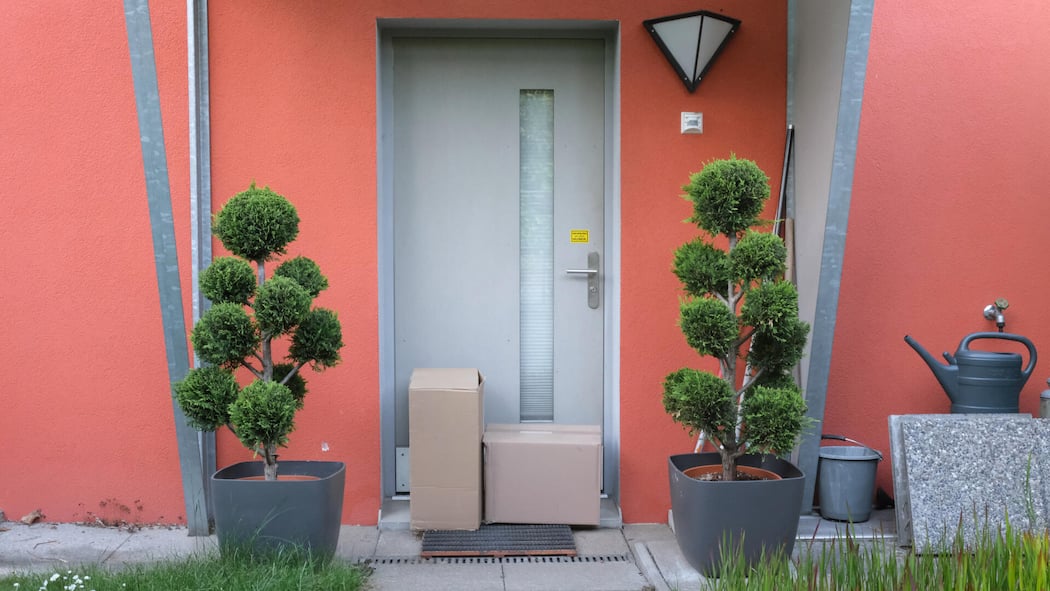 Endlich werden wir gerecht betrogen! Pakete vor einer Tür von einem Einfamilienhaus im Kanton Zürich, Schweiz, Mai 2023. (KEYSTONE/Alexandra Maechler)
SCHWEIZ PAKET LIEFERUNG