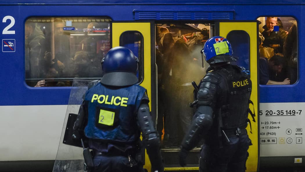SBB blocken Entschädigung für Reisende ab – mit einer Ausnahme Des policiers anti-emeutes surveillent le retour des supporters du Servette par un train special dans la gare de Lausanne apres la rencontre de football de Super League entre le FC Lausanne-Sport, LS, et le Servette FC, ce mercredi 29 mai 2013 a Laus…