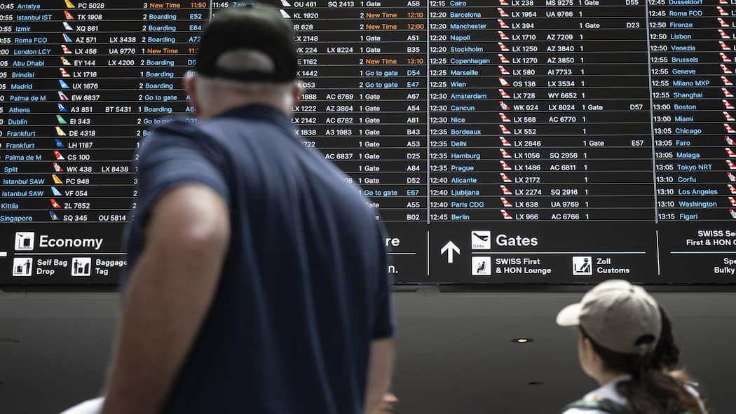 Flug verspätet? Dafür gibt es bald bis zu 600 Euro Passagiere schauen auf die Anzeigetafel mit den Abfluegen, am Samstag, 11. Juli 2026, am Flughafen Zuerich in Kloten. (KEYSTONE/Andreas Becker)