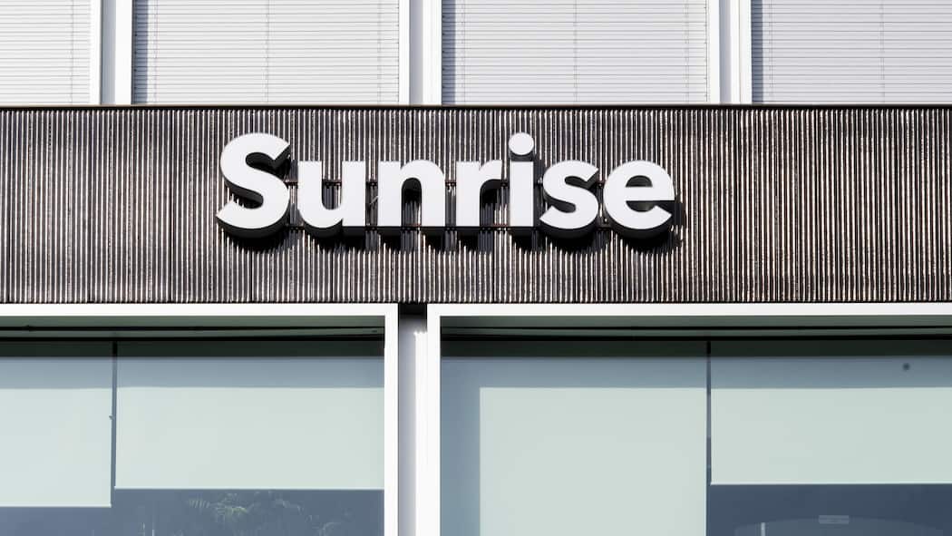 Sunrise-Kunde sitzt im Funkloch The Sunrise Communications logo outside a shop of said company in Glattbrugg, Canton of Zurich, Switzerland, on February 19, 2019. (KEYSTONE/Ennio Leanza) Das Logo des Telekommunikationsunternehmens Sunrise Communications, aufgenommen vor einer Filia…
