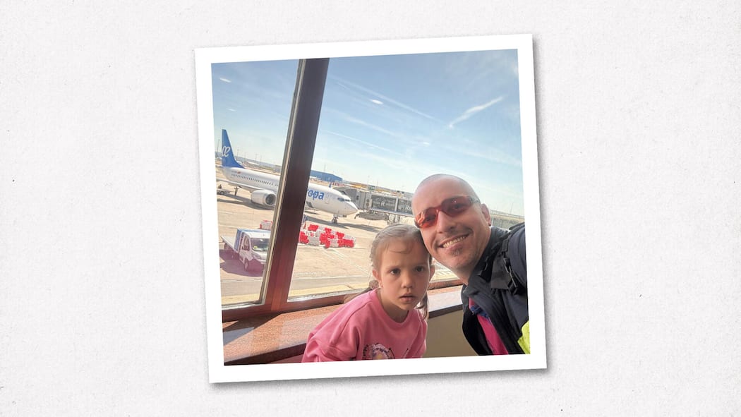Air Europa will nicht zahlen Collage zum Thema: Eine fünfköpfige Familie steht in den Ferien ohne Koffer da und muss Notkleidung kaufen. Weil die Airline auf absurden Beweisen beharrt, verweigert sie die Zahlung. Das sind Ihre Rechte.