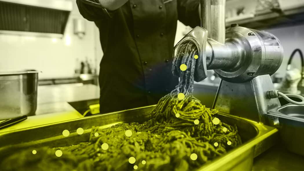 Darf belastetes Fleisch mit gutem vermischt werden? Bildcollage zum Thema PFAS.
Metzger, Hackfleisch, Fleisch-WolfSymbolbild PFAS im Fleisch, Montage mit PFAS-Filter