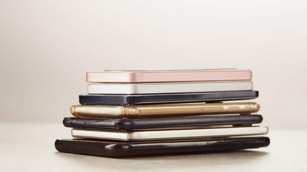 Handy geklaut? Vorsicht vor dieser Passwort-Falle! A stack of several mobilephones, e-waste
1969677520