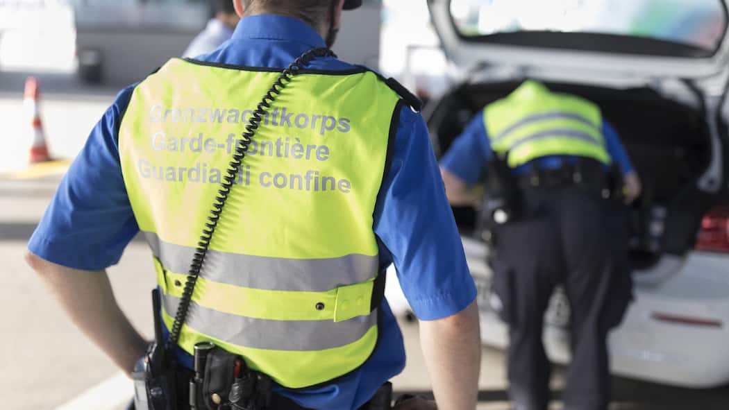 Geheimaktion «Knobli» fliegt Zollbeamten um die Ohren Grenzwach Korps Mitglieder kontrollieren der Einreise auf der Autobahn in Basel am 15. August 2017. (KEYSTONE/Gaetan Bally)Symbolbild zur Aktion "Knobli"