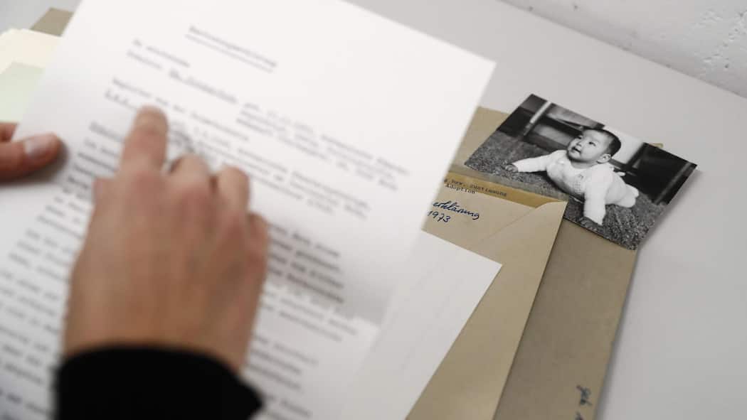 Die Schweiz will die Herkunftssuche reformieren Ein Bild eines Kindes, das zur Adoption freigegeben wurde, liegt in einem Umschlag in den Akten der Vormundschaftsbehoerde im Stadtarchiv der Stadt Bern, am Dienstag, 14. Februar 2017 in Bern. Yvonne Pfaeffli, Historikerin und Mitarbeiterin des Stadt…