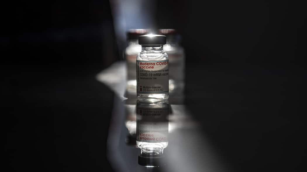 BAG muss Geheimnistuerei um Covid-Impfstoff beenden Eine Ampulle mit dem Covid-19 Impfstoff von Moderna, am Sonntag, 31. Januar 2021, in Lugano. (KEYSTONE/Ti-Press/Pablo Gianinazzi)
SCHWEIZ CORONAVIRUS MODERNA IMPFSTOFF