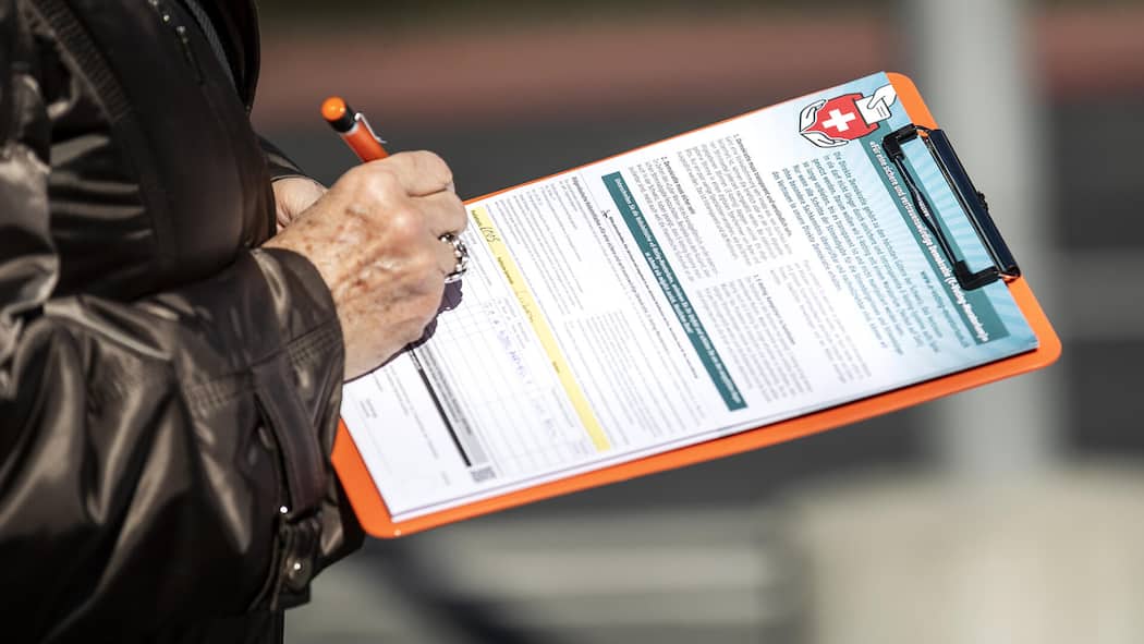 Hunderte Unterschriften ungültig – und niemand erfährt es Auftakt des Initiativkomitees "Fuer eine sichere und vertrauenswuerdige Demokratie" anlaesslich des Starts der Unterschriftensammlung der Volksinitiative fuer ein E-Voting-Moratorium am Samstag, 16. Maerz 2019, in Luzern. (KEYSTONE/Alexandra Wey)
SCH…