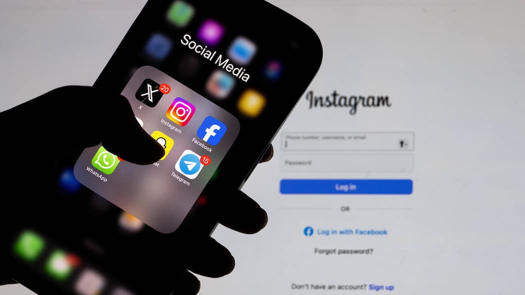 Achtung, diese Nachrichten von Freunden sind eine Falle Instagram ANKARA, TURKIYE - OCTOBER 01: Instagram s login screen is displayed on a laptop screen and a mobile phone s social media folder is displayed on a mobile phone screen in Ankara, Turkiye on October 01, 2025. Ismail Aslandag / Anadolu Ankara T…