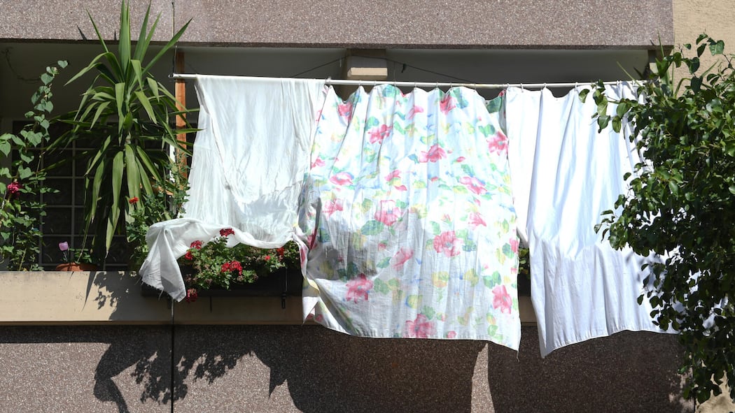 Klimaanlage kaufen? Das sollten Sie wissen Mit Tüchern schützen Bewohner die Pflanzen auf dem Balkon und ihre Wohnung in Bornheim vor der heißen Sonne. Deutschland steht eine Hitzewelle bevor - und schon am Mittwoch wird diese in vielen Gebieten deutlich spürbar.