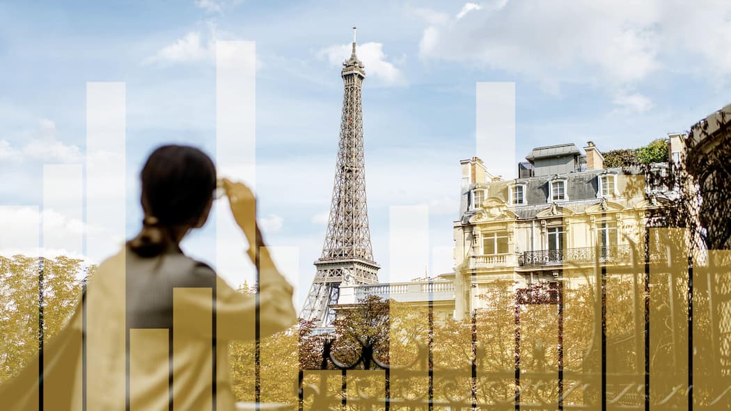 Kurztrip geplant? So reisen Sie am günstigsten, schnellsten und grünsten Frau, Touristin, in der Unschärfe von hinten mit Blick auf den Eifelturm in Paris. Herbststimmung.Mit Balkendiagramm halbtransparent, Infografik zu den verschiedenen Kosten zu Bahn, Auto, Velo bei einem Kurztrip nach Paris, San Remo oder Appenzell.
