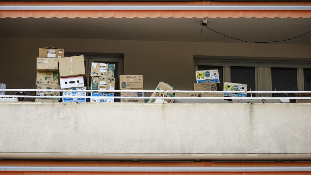 Leerkündigungen nehmen jetzt auch in der Agglo zu Bananenschachteln auf Balkon - In der Zürcher Agglo droht immer mehr Mietern der Rausschmiss, weil eine Sanierung ansteht. Vermieter dürfen nur unter bestimmten Bedingungen allen Mietern kündigen. Der Beobachter zeigt, wie Sie sich wehren können