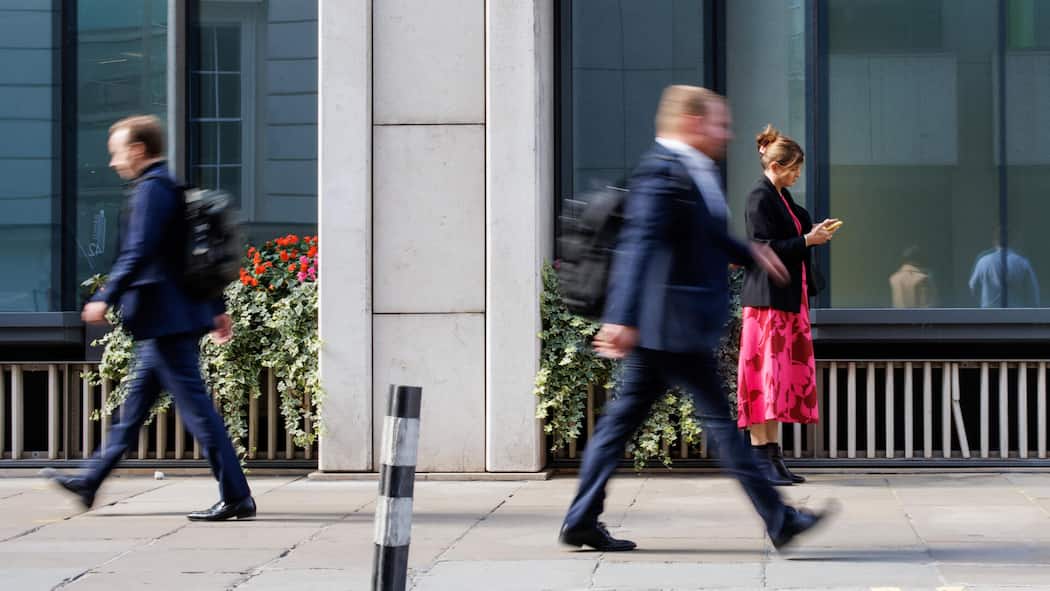 Grosse Lohnunterschiede – doch Ständerat will keine Kontrolle mehr epa11612265 People walk in the financial district of the City of London, in London, Britain, 18 September 2024. International Equal Pay Day, observed on 18 September, highlights ongoing efforts to close the global gender pay gap due to longstanding i…