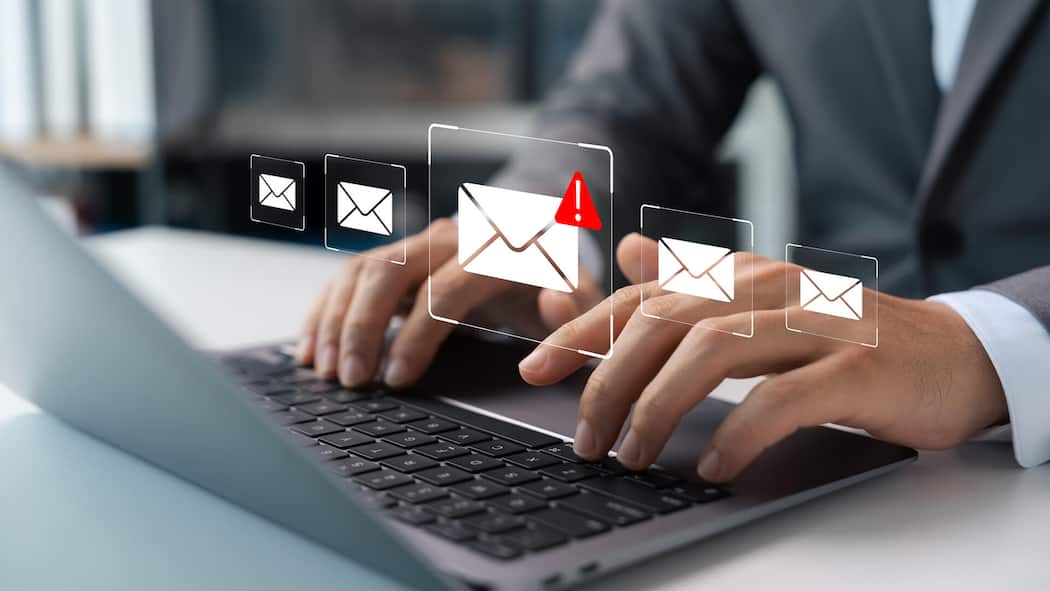 162’000-Franken-Streit: Ungelesene Mail rettet Mann vor Konkurs Email security, spam virus alert in email, businessman using smartphone to access email protected virtual screen, internet communication and network security.