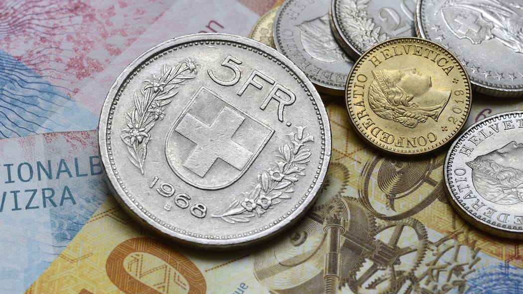 Schweizer hängen am Bargeld – aber sie bezahlen es gerade zu Tode 2239596754