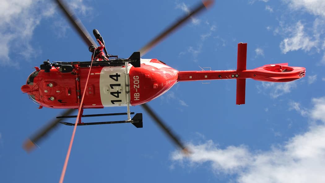 Bin ich mit dem Gönnerbeitrag bei der Rega versichert? Ein Rettungshelikopter der Rega schwebt über dem Boden und hat eine Rettungswinde heruntergelassen. Sind Personen, die einen Gönnerbeitrag an die Rega leisten auch automatisch bei einem Rettungseinsatz versichert? Der Beobachter räumt mit einem weit verbreiteten Irrtum auf.