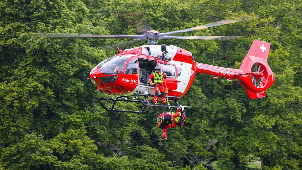 Wer die Kosten für eine Bergrettung tragen muss Symbolbild für einen Rega-Einsatz beim Wandern