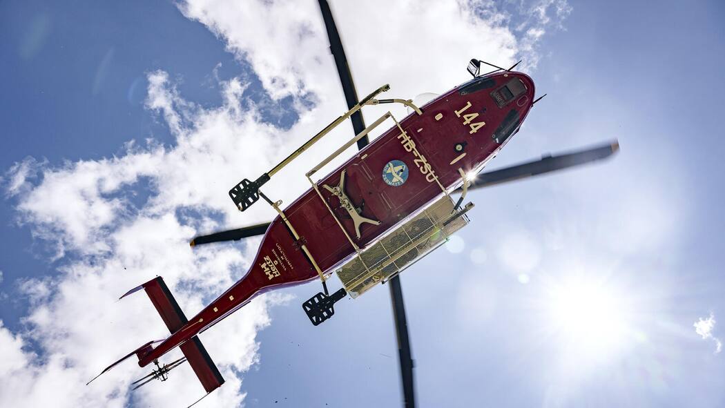 Bergsteiger soll 600 Franken zahlen – weil seine Frau die Rettung rief Ein Helikopter der Air Zermatt fliegt auf den Berg zum Kleinen Nesthorn im Loetschental, am Freitag, 23. Mai 2025, in Blatten. Das Dorf Blatten VS im Loetschental musste wegen der Gefahr eines Felssturzes komplett evakuiert werden. Betroffen sind run…