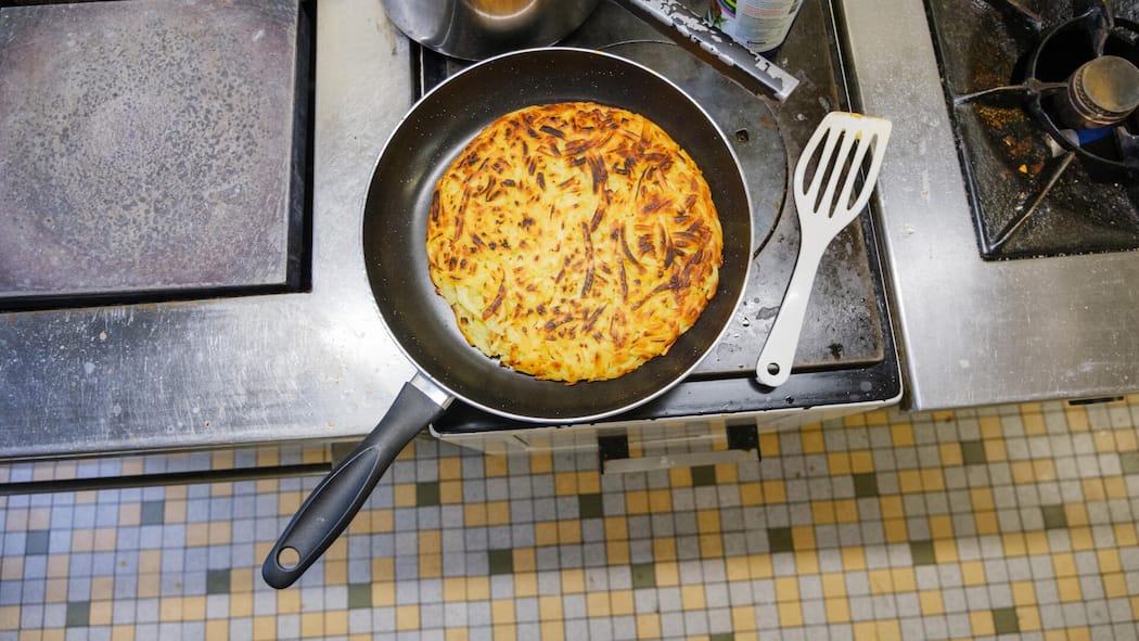 Himmel, hilf! Der Schweiz gehen die Knollen aus Bratpfanne mit einer Rösti - Schweizer Kartoffeln leiden unter Dürre. Der Beobachter hat mit Betroffenen gesprochen: den Knollen selbst. Eine Glosse