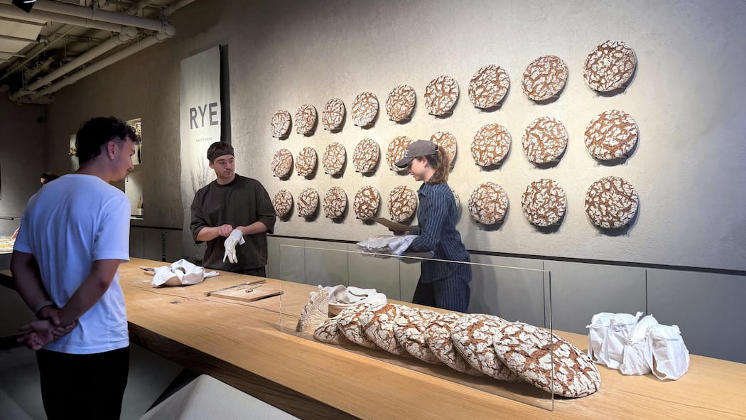 50 Franken für ein Brot: Würden Sie das zahlen? 1,5 Kilogramm schwere Brotlaibe aus Roggensauerteig werden für 60 Dollar im New Yorker Viertel Soho im "Rye" verkauft. (zu dpa "Laib für 60 Dollar - Run auf Roggenbrot in New York")