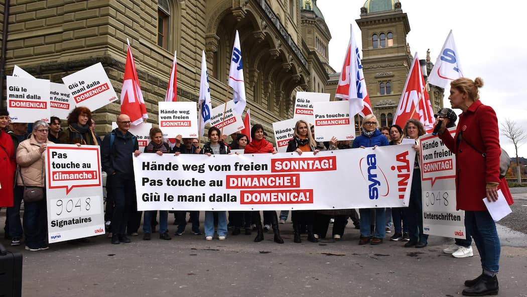 «Stress, Burn-out, körperliche Beschwerden – das ist die Realität» Die Gewerkschaften Unia und Syna haben am 30.10.2025 eine Petition mit über 9000 Unterschriften gegen mehr Sonntagsarbeit eingereicht. Sie fordern das Schweizer Parlament auf, den Angriff auf den arbeitsfreien Sonntag zu stoppen.