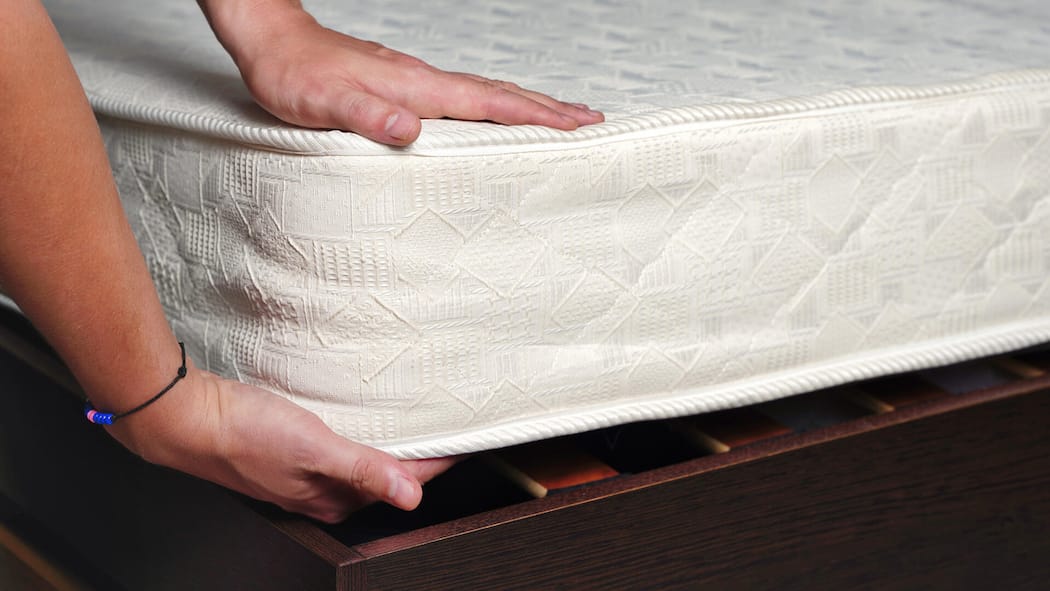 Dank Spenden erhält Bernerin ein neues Bett Ein Mann platziert eine Matratze (Symbolbild).