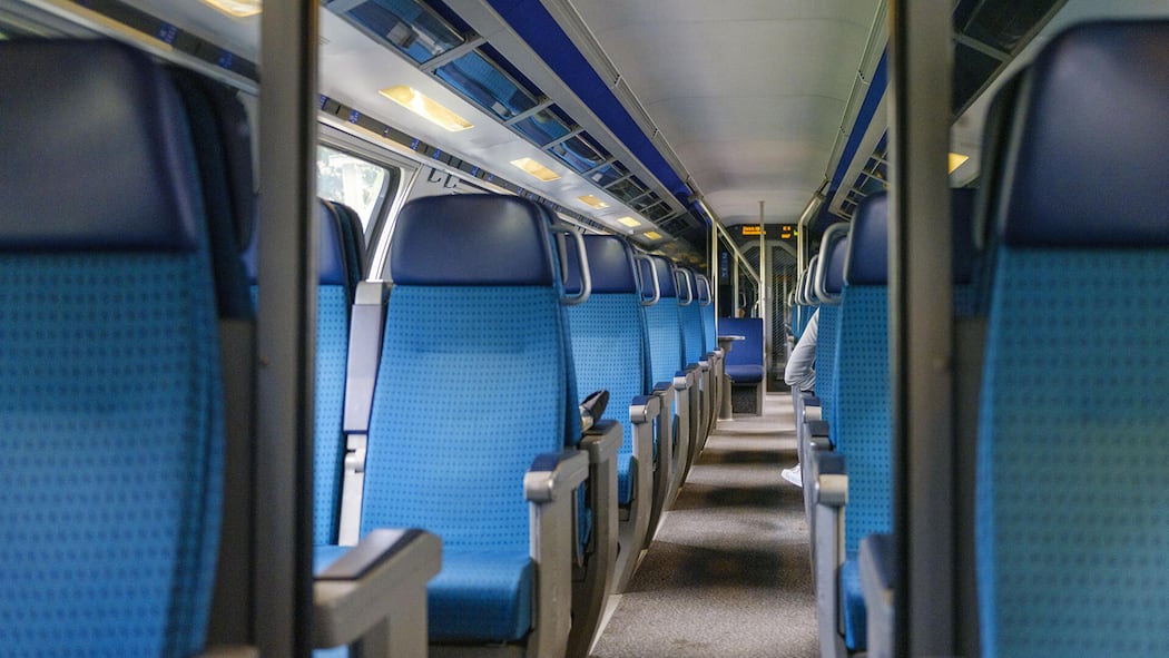 Geld für ein GA Blick in einen fast leeren Wagen eines Zuges auf der Strecke von Zuerich nach Bern, fotografiert am 8. Juni 2020. (KEYSTONE/Christian Beutler)SCHWEIZ BAHN ZUG