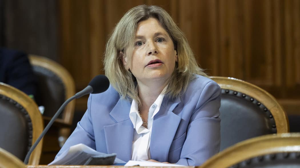 Härte gegen Ukrainer: Bund spart Millionen Esther Friedli, SVP-SG, spricht waehrend der Debatte um die Volksinitiative "Keine 10-Millionen-Schweiz!.(Nachhaltigkeitsinitiative)", waehrend der Wintersession der Eidgenoessischen Raete, am Montag, 15. Dezember 2025 in Bern. (KEYSTONE/Peter Klaunz…