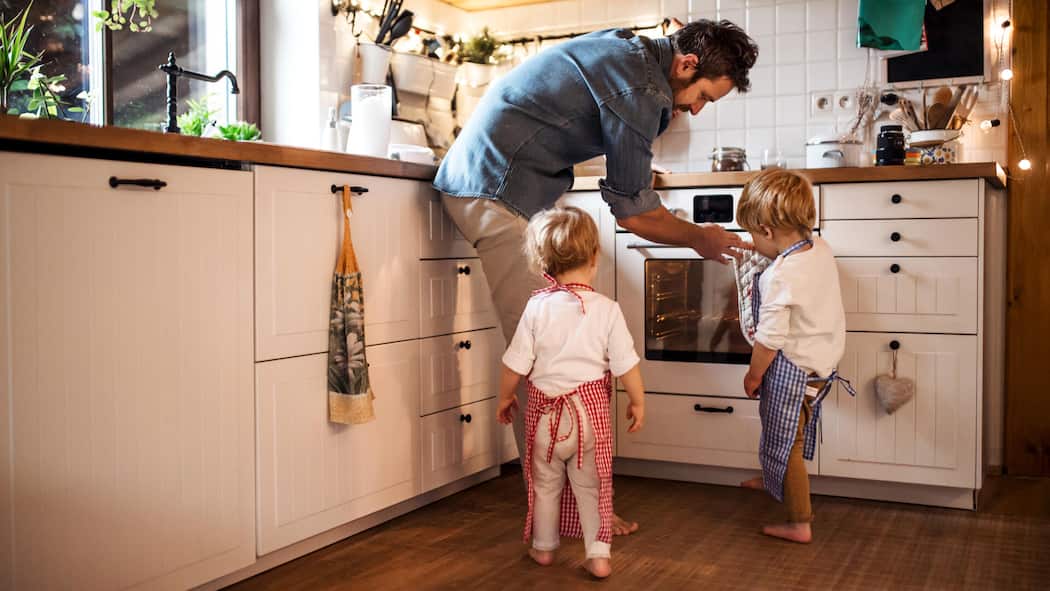 So vermeiden Sie Vorsorgelücken A man with son and daughter at home, making cakes.
1168239595