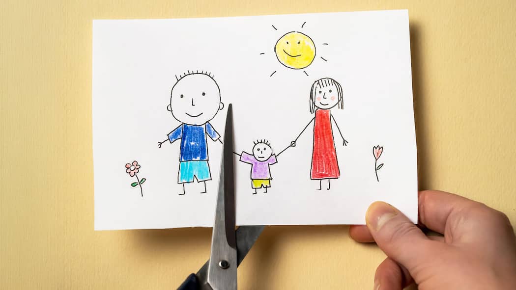 «Wir müssen reden» – das gilt für viele Eltern neu wörtlich 2GA54X9 Child's drawing, which depicts mom, dad and child, is cut with scissors.