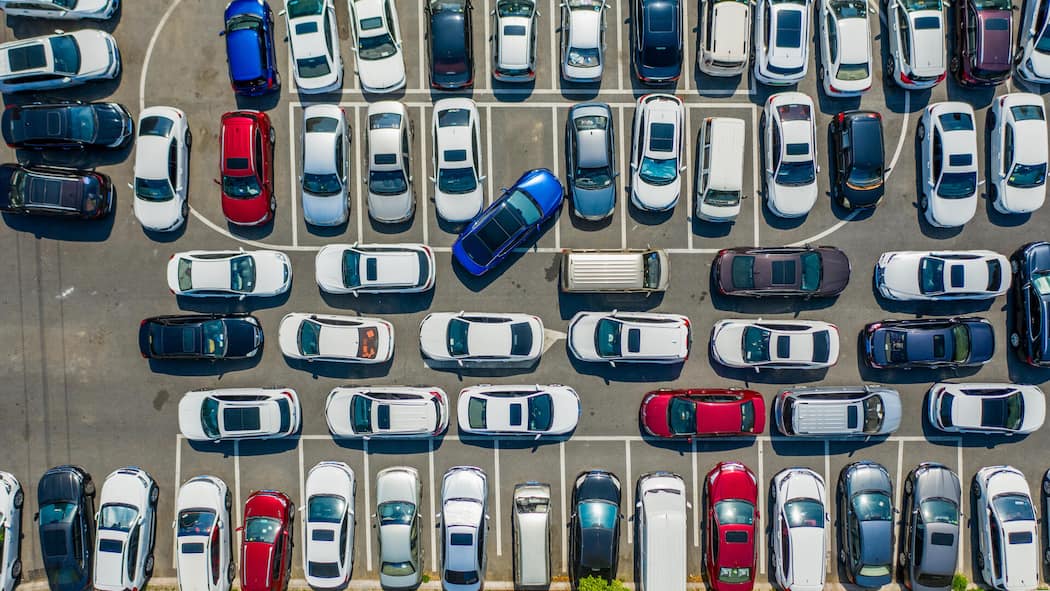 Höchste Zeit für eine Farbrevolution auf den Strassen! Blick auf parkierende Autos aus der Vogelperspektive